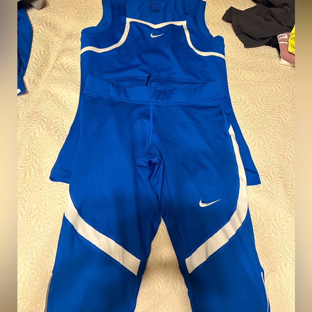 This is a great Royal Blue Tennis/Pickelball by NIKE set no flaws. Sz M